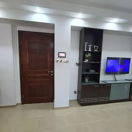 Lovely 2- Bedroom Seaview Apartment In Limassol *